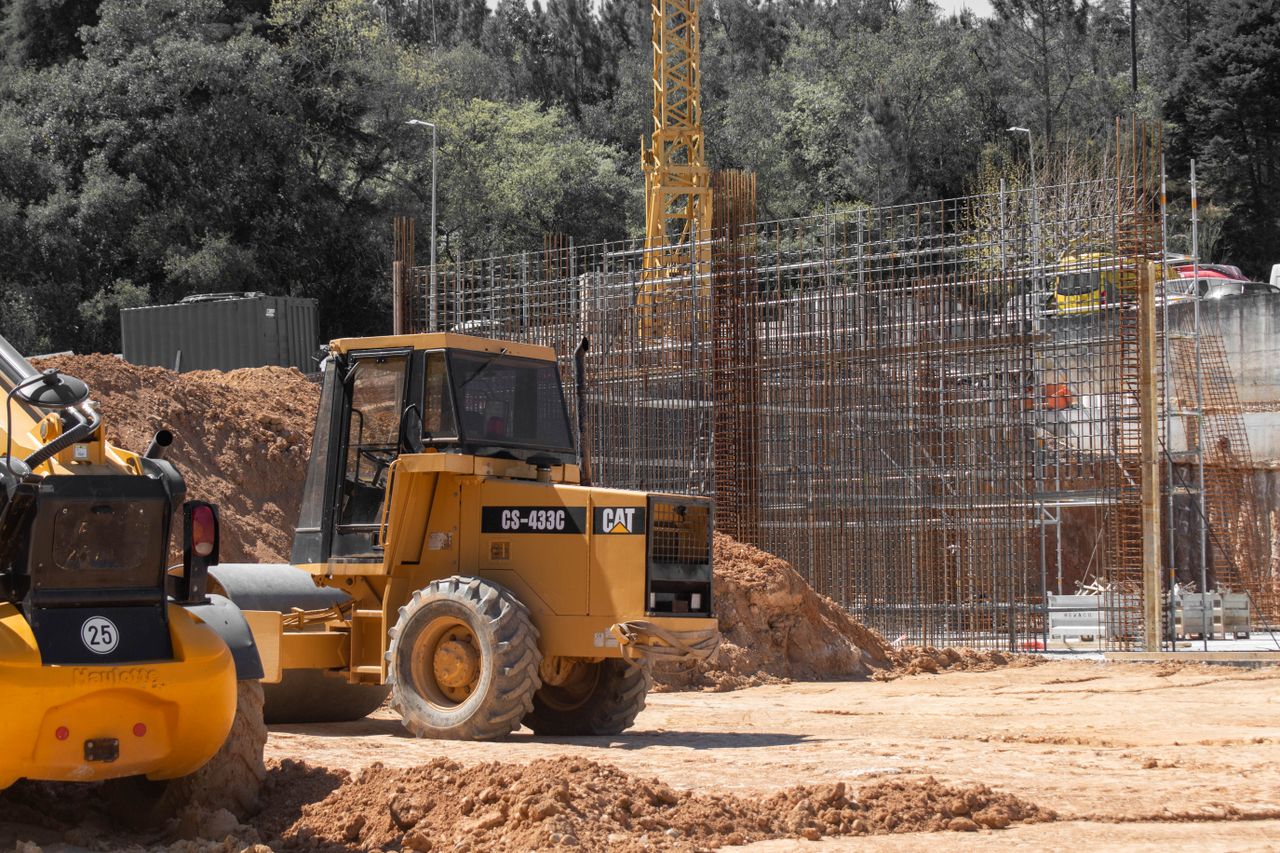 Mastering the First Impression: Your intriguing post title goes here Yellow construction machinery and steel framework on a large active construction site outdoors.
